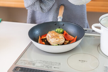 料理をする女性　手元　チキン