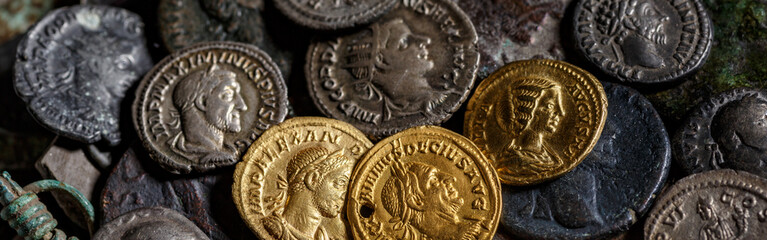 A treasure of Roman gold and silver coins.Trajan Decius. AD 249-251. AV Aureus.Ancient coin of the Roman Empire.Authentic silver denarius, antoninianus,aureus of ancient Rome.Antikvariat. - obrazy, fototapety, plakaty