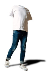 Tシャツを着て歩いている透明な少年