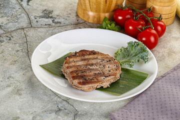 Grilled tuna medallion in the plate