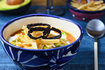 フリホーレスを使ったメキシコのスープ　ソパ・タラスカ　コピースペースあり 
Mexican soup using frijoles, Sopa Tarasca with copy space 
