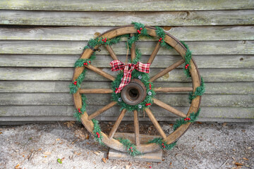 old wagon wheel rustic christmas decor - obrazy, fototapety, plakaty
