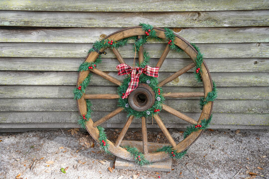 old wagon wheel rustic christmas decor