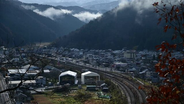今庄駅を通過する特急サンダーバード （北陸本線 今庄, 2023年12月）