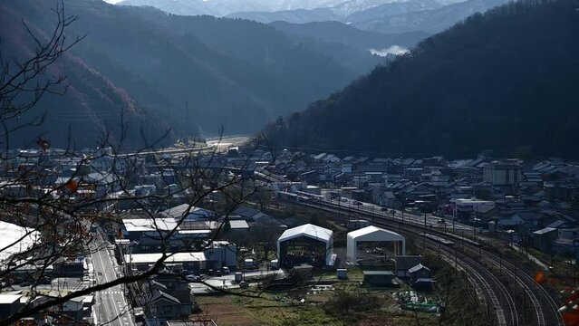 今庄駅を通過する特急サンダーバード （北陸本線 今庄, 2023年12月）