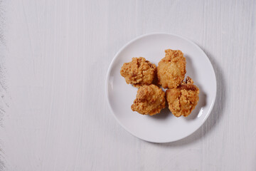 白い皿に盛った唐揚げ