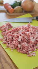 豚肉を細かく包丁で切る・豚ミンチ・挽き肉　イメージ