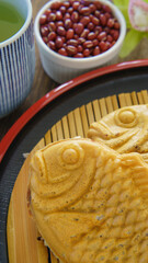 和菓子の鯛焼きと小豆と緑茶