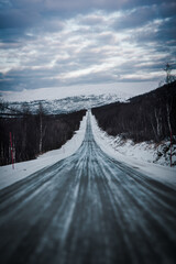 Długa, prosta droga przez arktyczny krajobraz w Norwegii
