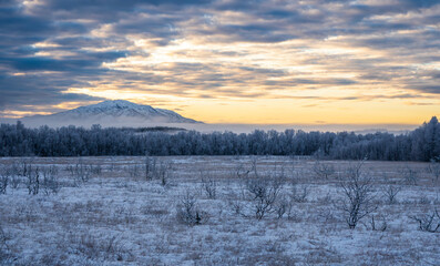 Zimowy krajobraz podczas mglistego poranka w Norwegii, Senja