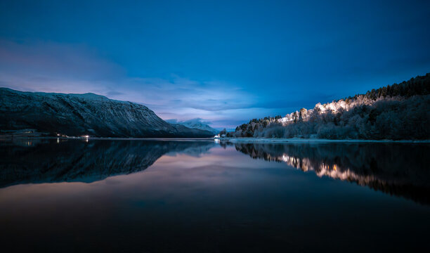 Symetryczne odbicie nocnego nieba na powierzchni wody