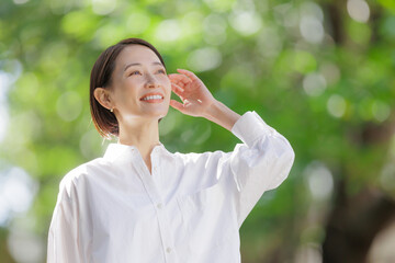 Obraz premium 女性 ポートレート 新緑