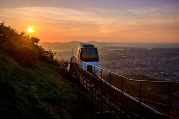 北九州市、皿倉山展望台から眺める夕焼けの空とスロープカー