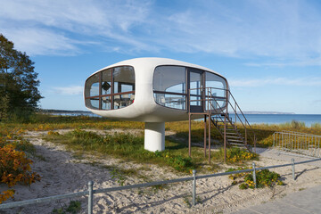 Der ehemalige Rettungsturm des Architekten Ulrich Müther am Strand der Ostseeküste von Binz auf...