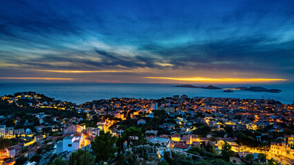Crépuscule sur les îles de Marseille