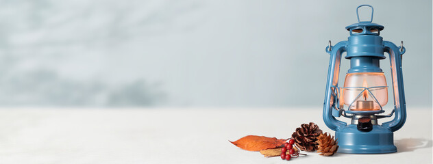 アンティークなランタンのある　秋、冬のイメージのテーブルトップ