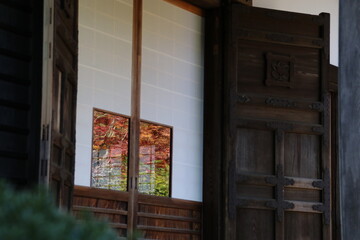 鎌倉　光則寺。　障子戸の鏡に映る紅葉。