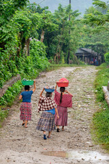 mujeres en el camino, La Taña, Franja Transversal del Norte , departamento de  Quiché,  Guatemala