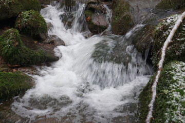 Ein Bach nach ergiebigen Regen mit Felsen und Steinen und ein Bach ohne Wasser nur Steine