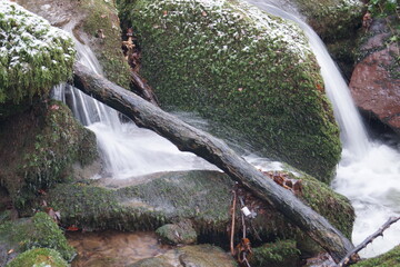 Ein Bach nach ergiebigen Regen mit Felsen und Steinen und ein Bach ohne Wasser nur Steine