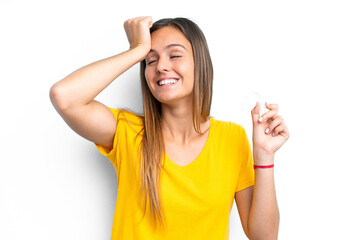 Obraz premium Young caucasian woman holding invisible braces isolated on white background has realized something and intending the solution