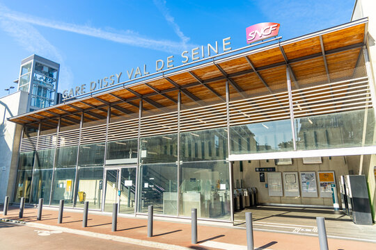 Entrance of Issy Val de Seine railway station on a sunny day