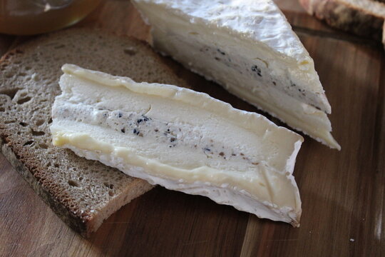 Brie aux truffes, fromage truff&eacute;, terroir de France