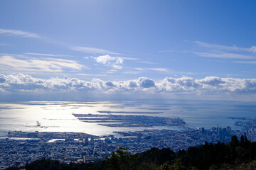 神戸摩耶山の掬星台から神戸市街地と港、大阪湾をのぞむ。冬の晴れた日に撮影。