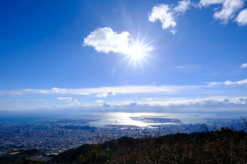 神戸摩耶山の掬星台から神戸市街地と港、大阪湾をのぞむ。冬の晴れた日に撮影。
