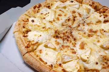 とろけるチーズのアツアツピザ