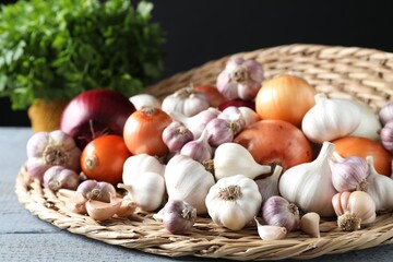 Obraz na płótnie Canvas Fresh raw garlic and onions on table, closeup
