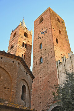Albenga, il Battistero Paleocristiano e torre San Michele - Liguria