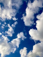 Naklejka na ściany i meble 夏の青空に浮かぶ綿のような雲