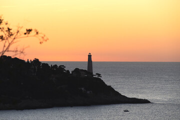 Coucher de soleil en bord de mer sur le phare de la presqu'île du Cap Ferrat depuis le Cap de Nice