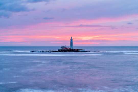 UK, England, Tyne and Wear, North Tyneside, Whitley Bay, St Mary's Island, St. Mary's Lighthouse at sunrise