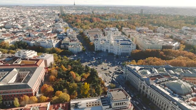 Plano a&eacute;reo de zona c&eacute;ntrica de ciudad. Edificios y tr&aacute;fico en Gran V&iacute;a, Madrid. Plaza de Cibeles. Parque El Retiro. Grabado con dron 4K.	