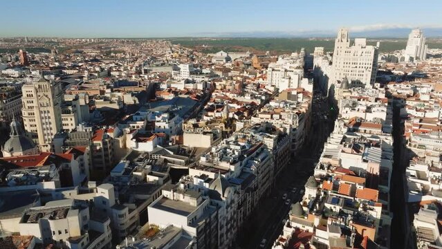 Plano a&eacute;reo de zona c&eacute;ntrica de ciudad. Edificios y tr&aacute;fico en Gran V&iacute;a, Madrid. Grabado con dron 4K.	