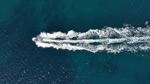 Vista cenital de un barco a gran velocidad