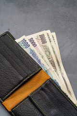 革の財布と紙幣