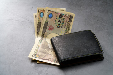 革の財布と紙幣