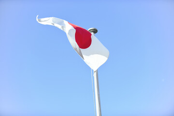 青空にはためく日本の国旗 - obrazy, fototapety, plakaty