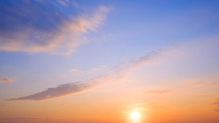 Obraz premium Sunrise sky in the morning with beautiful yellow sunlight and cloud on blue sky background