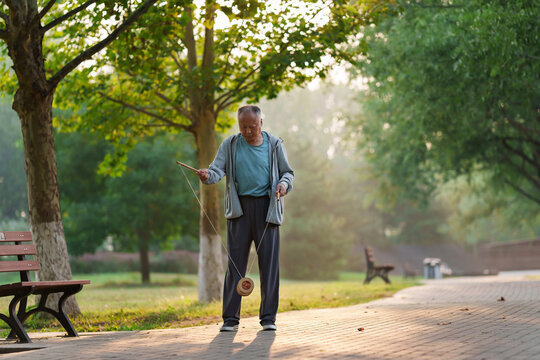 Old people shaking diabolo in the park