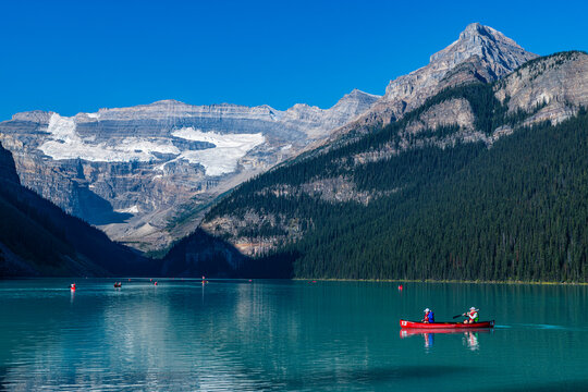 Kayakers on Lake Louise, Banff National Park, UNESCO World Heritage Site, Alberta, Rocky Mountains, Canada