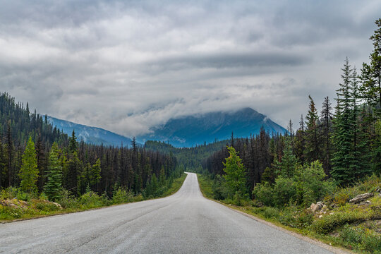 Road through Jasper National Park, UNESCO World Heritage Site, Alberta, Canadian Rockies, Canada