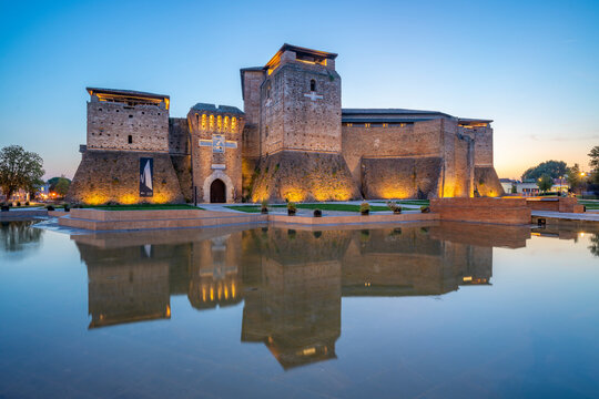 View of Castel Sismondo reflecting in ornamental water pool at dusk, Rimini, Emilia-Romagna