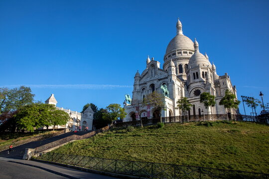 Early morning at the Sacred Heart (Sacre Coeur) Basilica, Montmartre, Paris, France