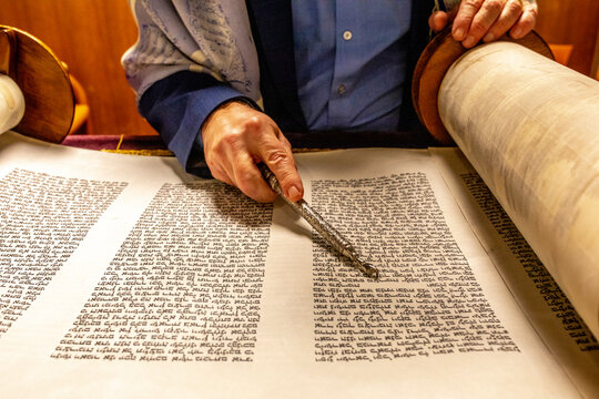 Rabbi reading Sefer Torah, Paris