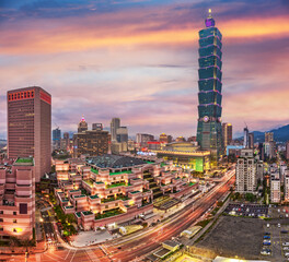 Naklejka premium Taipei, Taiwan Cityscape at Dusk