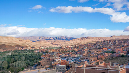 Fototapeta na wymiar 01_Panorama to the colorful oasis El Jorf in the Sahara desert, Morocco. 